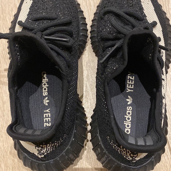 Adidas Yeezy Boost 350 V2 ‘Oreo’ sneakers, size 4.5 - Picture 6 of 10
